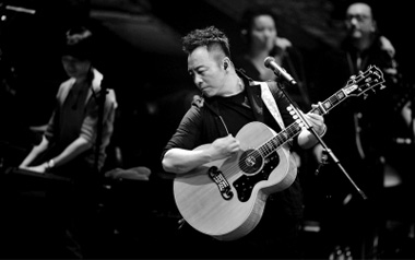 《漫步吉他谱》许巍_G调原版扫弦六线谱_弹唱教学视频