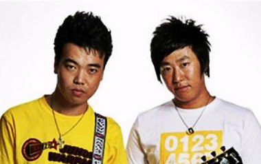 《冬天里的白玫瑰吉他谱》地铁兄弟_D调原版弹唱谱_高清六线谱