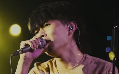 《让我偷偷看你吉他谱》赵雷_C调原版弹唱六线谱_高清图片谱