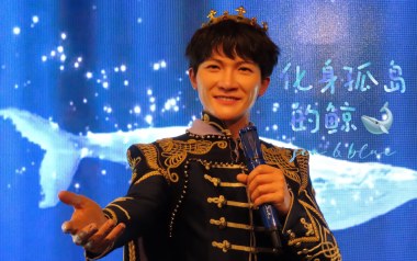 《化身孤岛的鲸吉他谱》周深_C调原版弹唱六线谱_高清图片谱