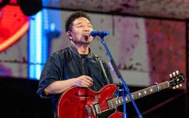《灵岩吉他谱》许巍_G调扫弦版六线谱_弹唱示范视频