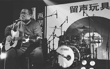 《胸大的姑娘吉他谱》留声玩具_C调原版弹唱六线谱_高清图片谱