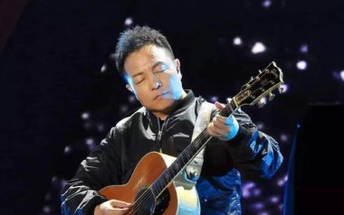 《闪亮的瞬间吉他谱》许巍_C调扫弦版弹唱六线谱_高清图片谱