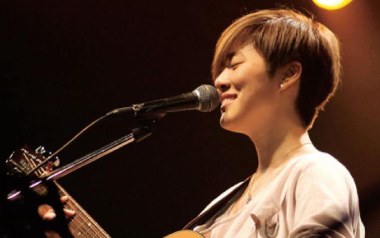 《Fly吉他谱》岑宁儿_C调原版弹唱六线谱_高清图片谱