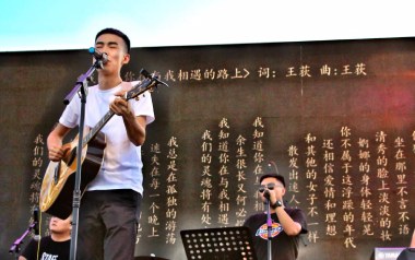《小莉吉他谱》王荻_G调弹唱六线谱_高清图片谱