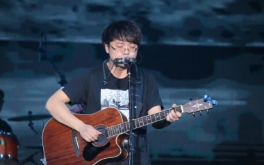《别打扰他吉他谱》贰佰_C调扫弦版弹唱六线谱_高清图片谱