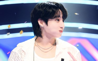 《Seven吉他谱》田柾国_A调拍弦版六线谱_弹唱教学视频