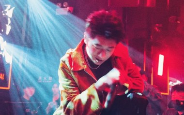 《目不转睛吉他谱》王以太_C调扫弦简单版弹唱六线谱_高清图片谱